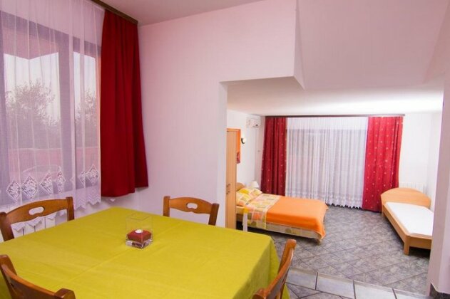 Apartmani Zuzic - Photo3