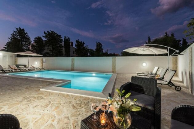 Andy 2 modern & centrally ap with a pool - Photo2