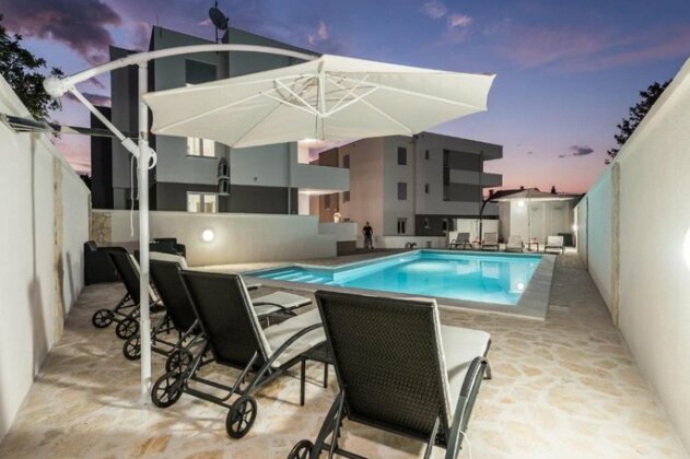 Andy 2 modern & centrally ap with a pool - Photo4