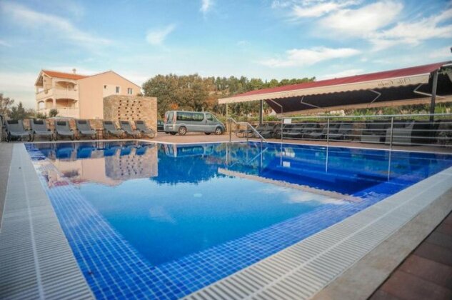 Apartments with a swimming pool Caska Pag - 3085 - Photo2