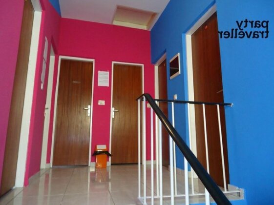 Simple and Central Hostel - Photo2