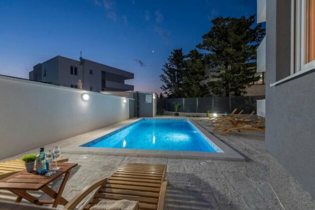 Villa Star 3 a centrally located ap with a pool - Photo3