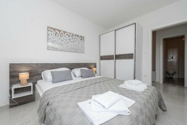 Villa Star 3 a centrally located ap with a pool - Photo5