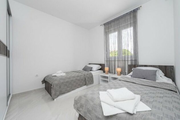 Villa Star 4 a centrally located ap with a pool - Photo5
