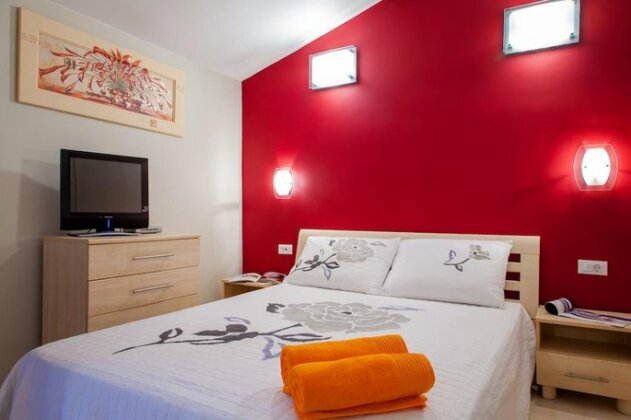 Apartments Toni Omis - Photo2