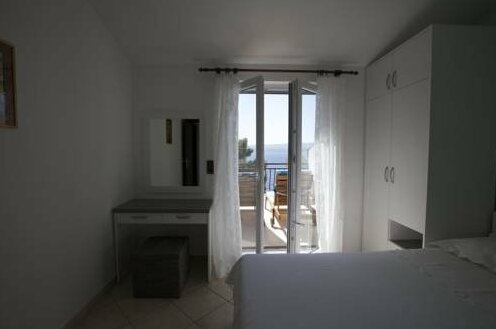 Beachfront Apartment Omis - Photo2