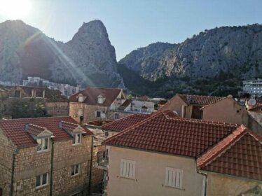 Explore old town and all the beauties in Omis staying at Apartment Olmissum