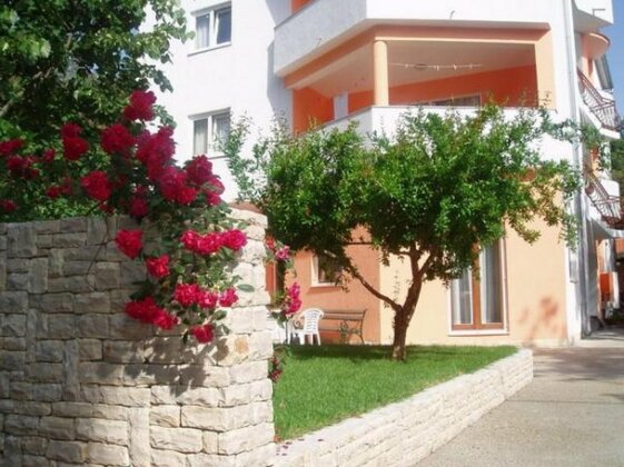 Apartments Karaba