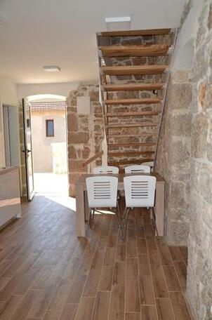 Deluxe Stone House - Photo4