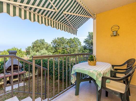 One-Bedroom Apartment in Peroj - Photo5