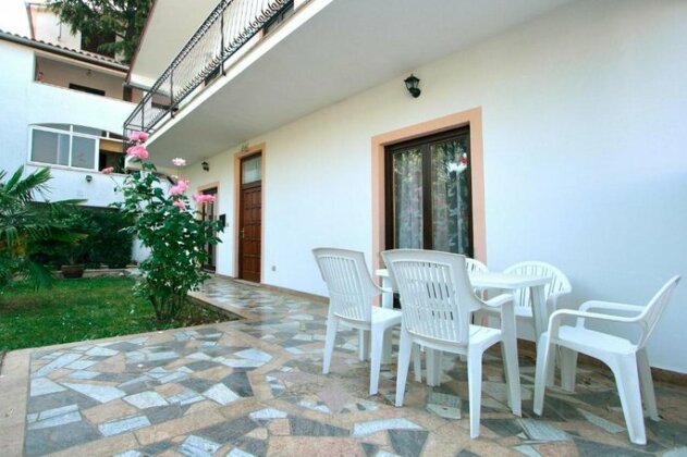 3-Bedroom Apartment In Porec Spadici - Photo2