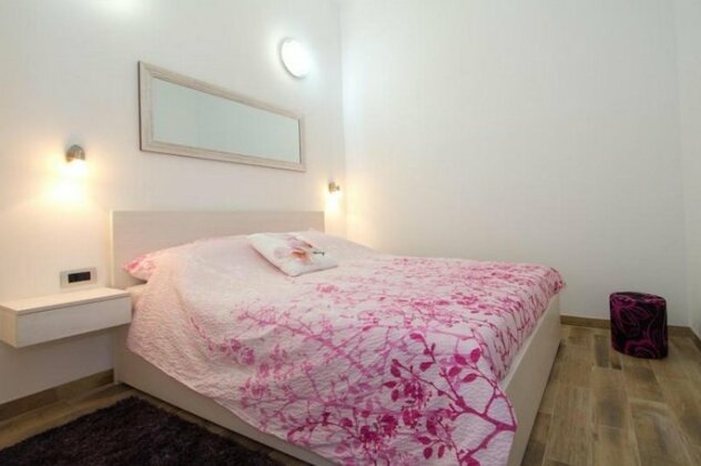 Apartment Radiant Orchid - Photo2