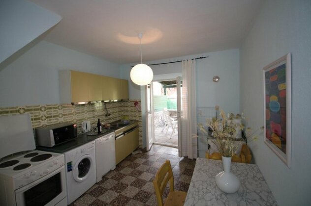 Very spacious white Croatian Stone Seafront House with secluded enclosed garden - Photo4
