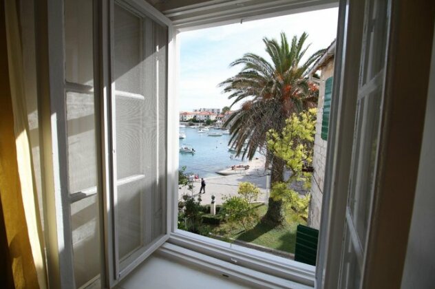 Very spacious white Croatian Stone Seafront House with secluded enclosed garden - Photo5