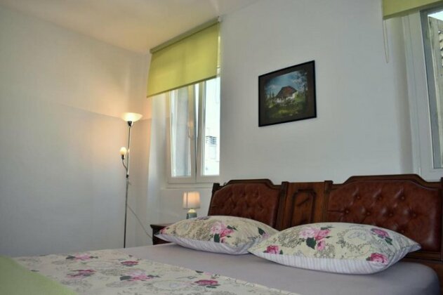  Photo 1