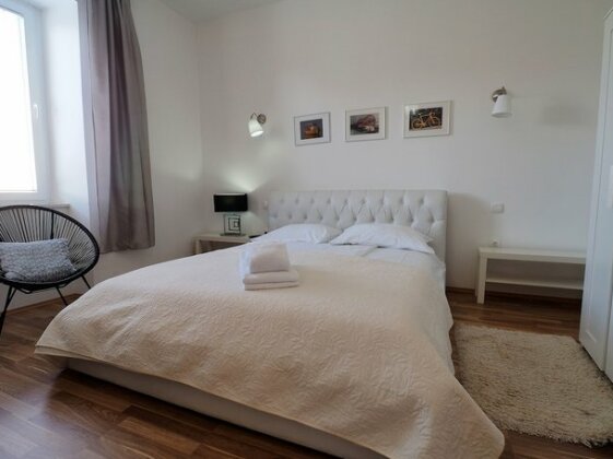 Captain Emo City Apartments - Photo4