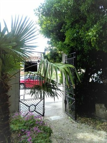 Captain House - Photo2