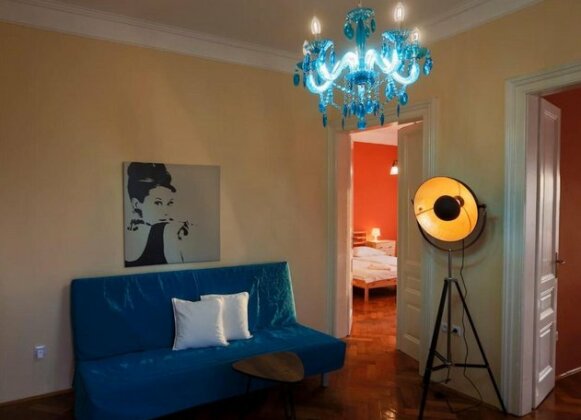 Spacious funky apartment in villa overlooking city - Photo2