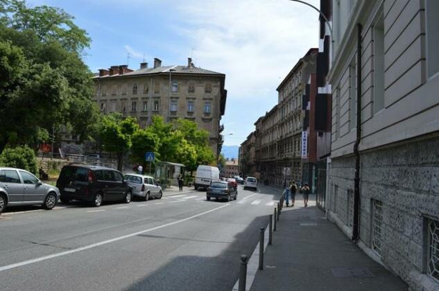  Photo 1