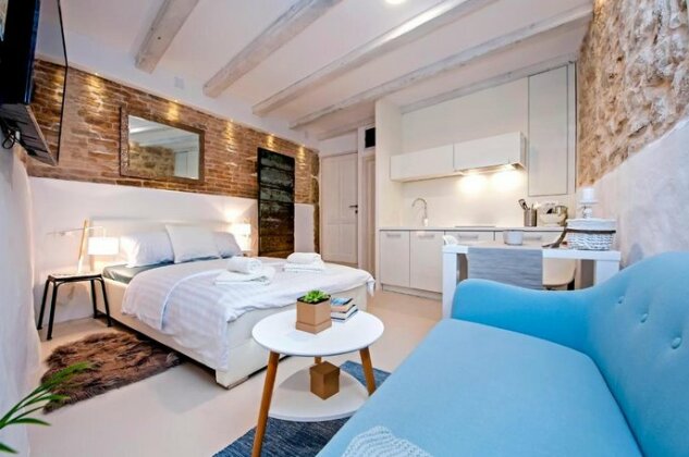 Luna Rooms and Studios - Photo4