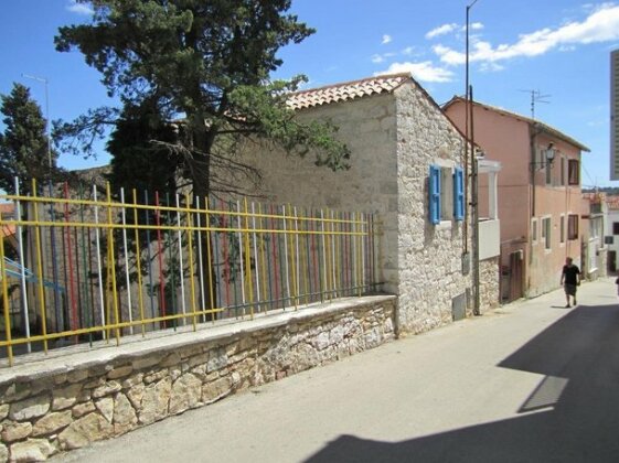 Old Stone Holiday Home - Photo2