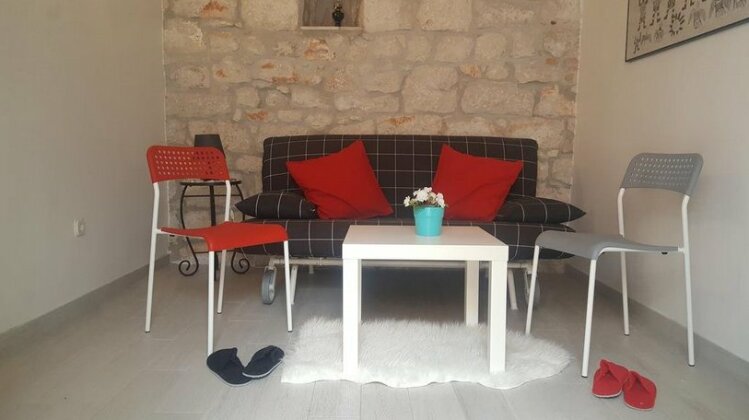 Old Stone Holiday Home - Photo3