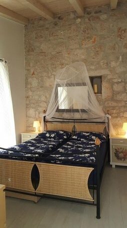 Old Stone Holiday Home - Photo5