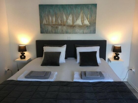  Photo 1