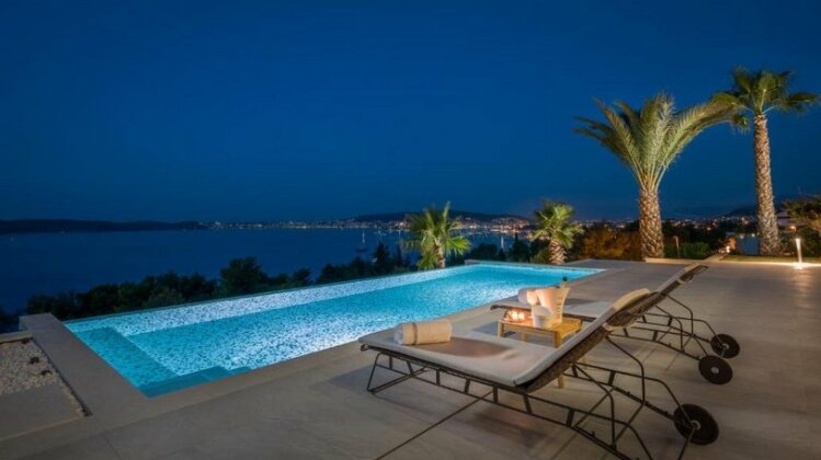 Ultraluxury Villa Elyzeum with Heated Pool - Photo2