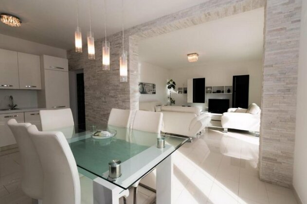 Holiday House Queens with Sea View - Photo5