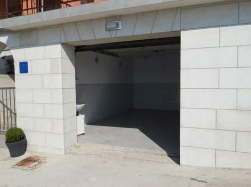  Photo 1
