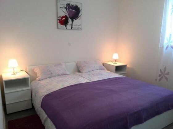  Photo 1