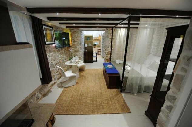 Awesome Stone House - Photo3
