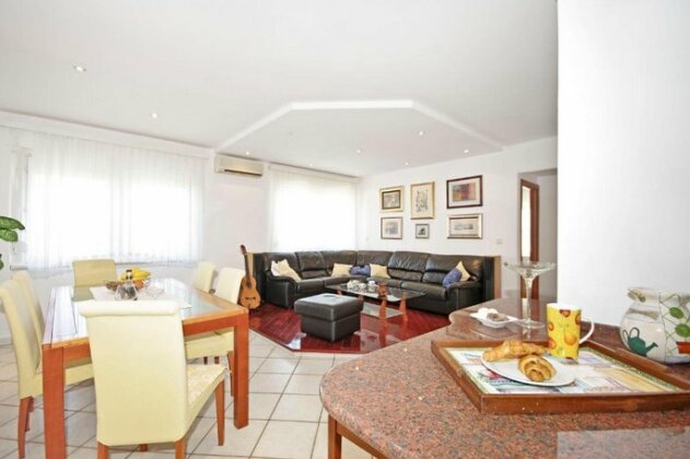 D & J Apartment Split - Photo2