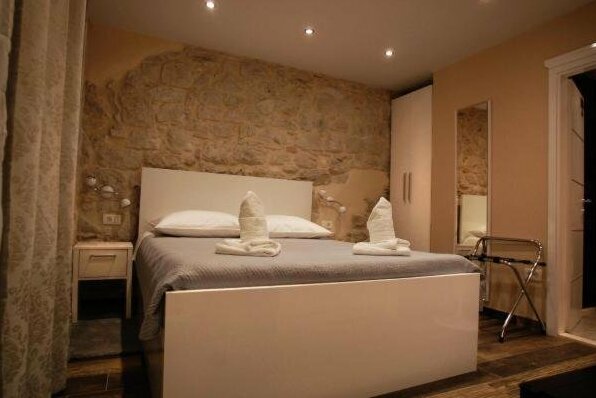 Elegant Residence Rooms & Apartments - Photo2