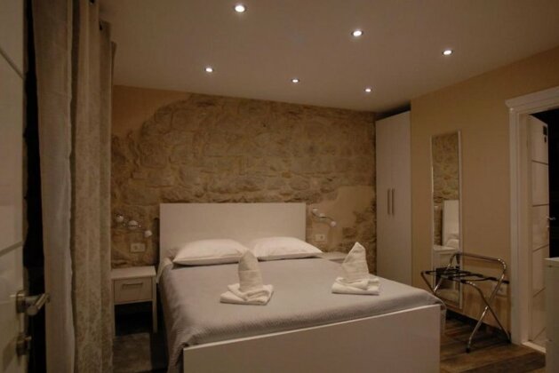 Elegant Residence Rooms & Apartments - Photo3