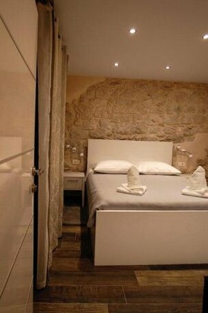 Elegant Residence Rooms & Apartments - Photo4