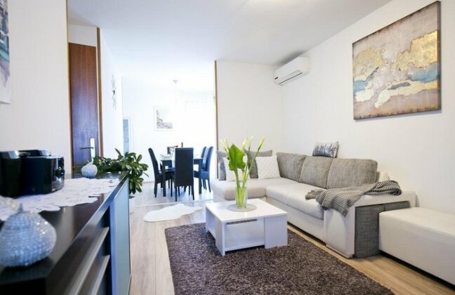 Golden Place - Photo5