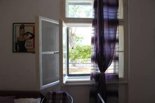 Guest House Movie - Photo2