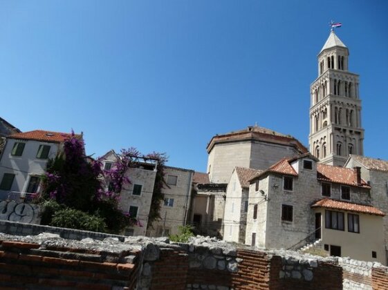  Photo 1