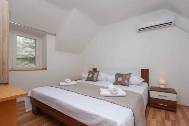 House In The Centre - Photo2