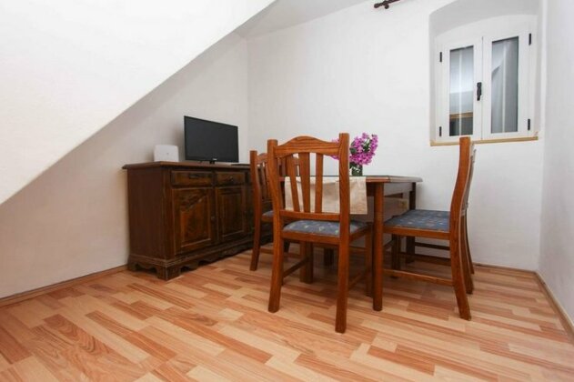 House In The Centre - Photo3