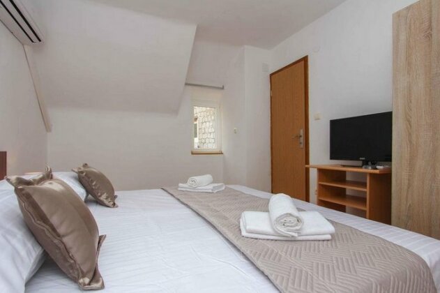 House In The Centre - Photo4