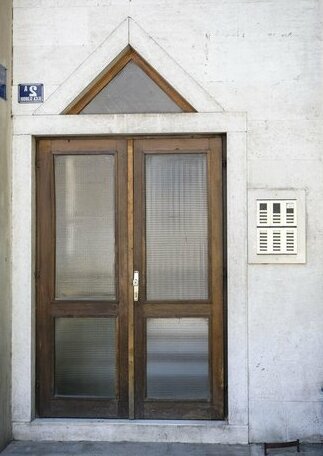 Ideal Location Split Apartments - Photo3