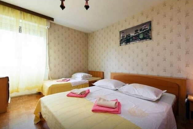 Modern Split Apartment - Photo5