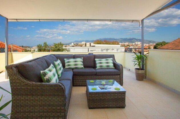 Prime Location Penthouse apt with a large terrace - Photo2