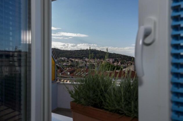 Sunny Rooftop - Photo4
