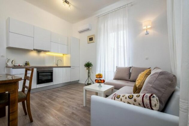 Superb Location Apartment - Photo2