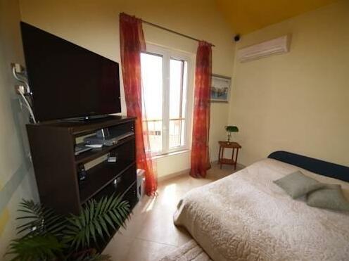 Top of the Tops Center Apartments - Photo4