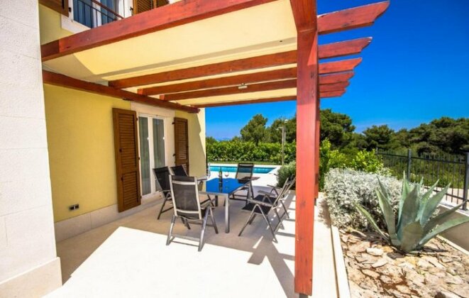 Villa Yellow Splitska - Photo5